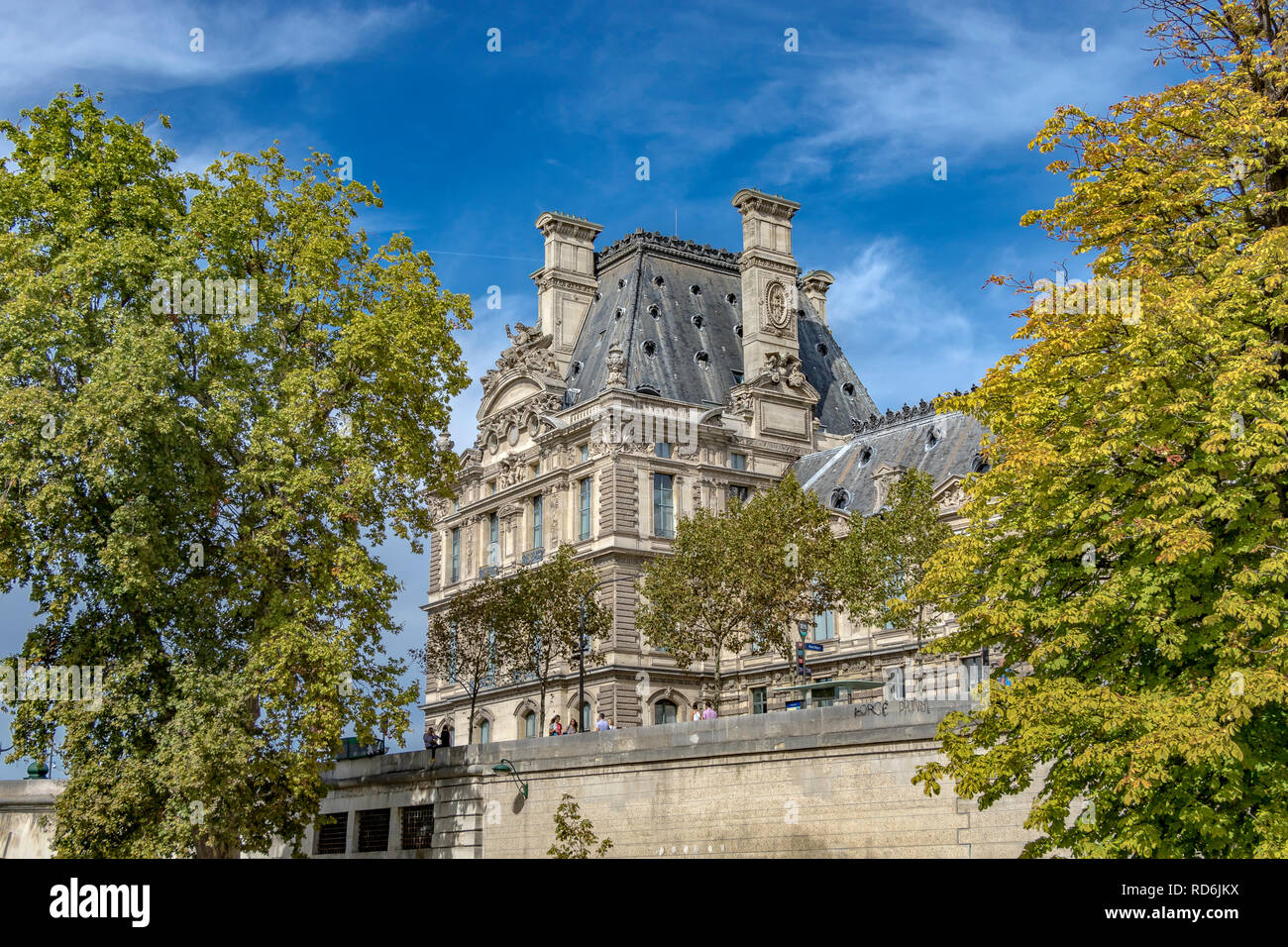 Détails architecturaux sculptés de l'extérieur du bâtiment de l'Ecole du Louvre, Paris , France Banque D'Images