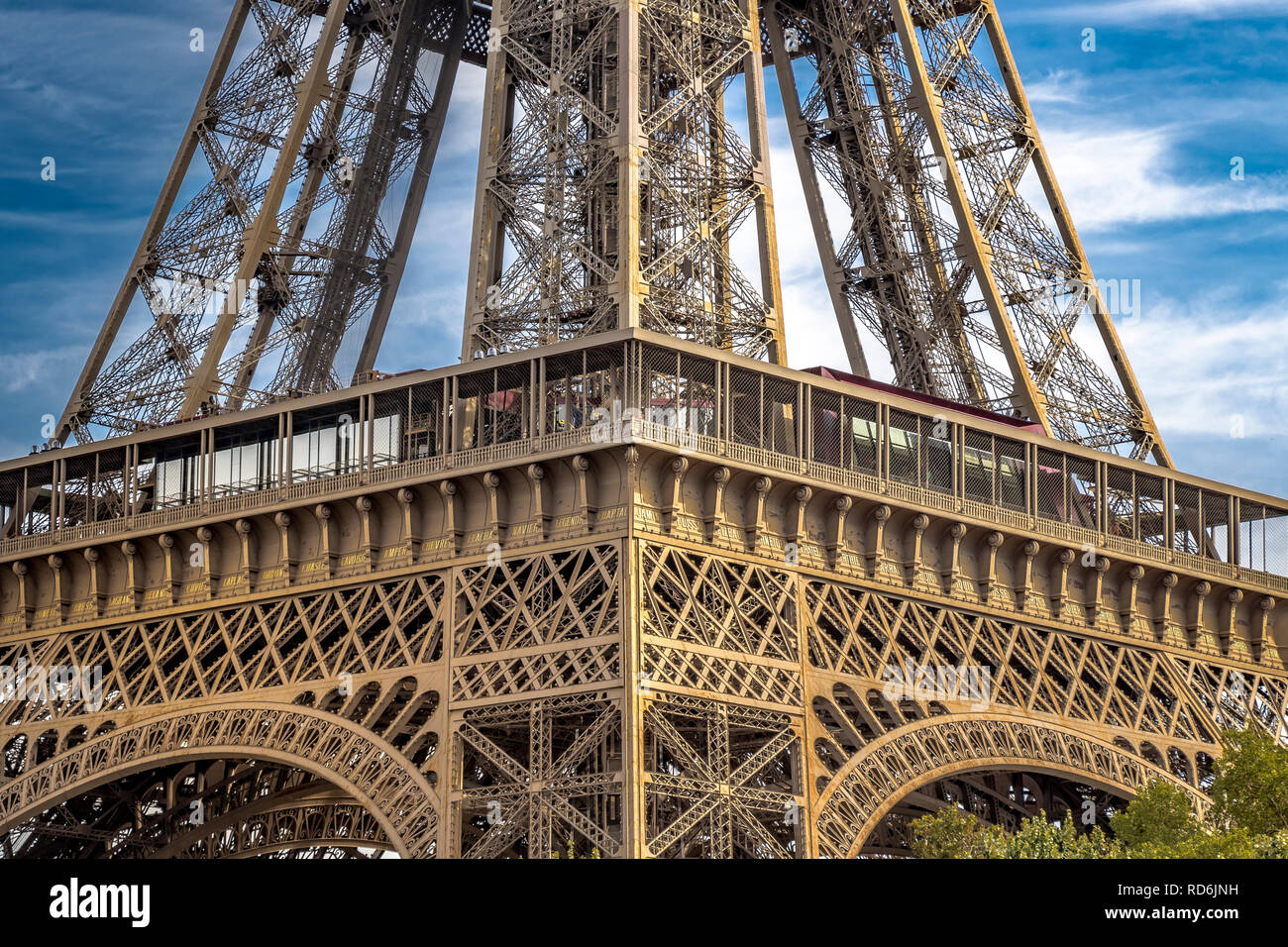 Gros plan sur la Tour Eiffel complexe en treillis en fer forgé , la Tour Eiffel est le monument le plus visité payé dans le monde , Paris , France Banque D'Images