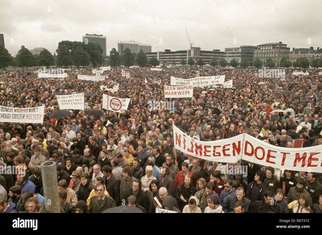 Ambtenaren demonstreren Bestanddeelnr in Den Haag, 253-8038. Banque D'Images