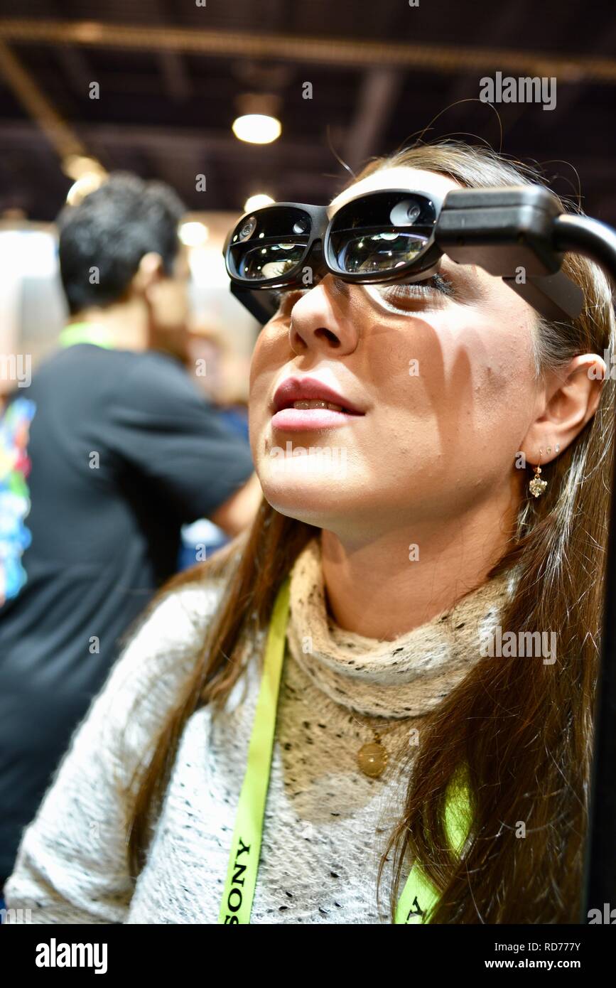 Femme CES (Consumer Electronics Show) présence affichage de la réalité mixte sur la réalité mixte nreal au ces lunettes, qui a eu lieu à Las Vegas, USA. Banque D'Images