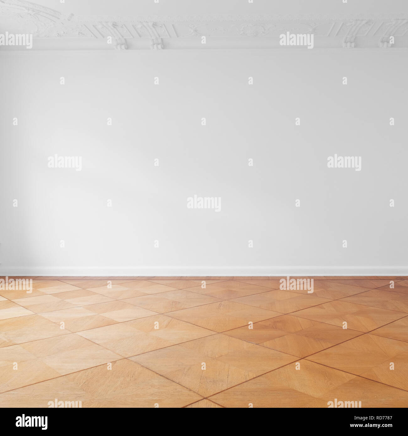 Mur blanc et parquet en bois dans la chambre vide - contexte Banque D'Images