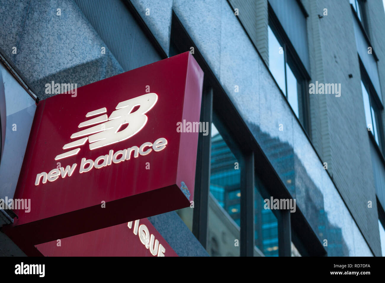 Montréal, Canada - le 7 novembre 2018 : New Balance logo en face de leur détaillant principal à Montréal, Québec. Nouveau solde est un Américain des chaussures de sport Banque D'Images