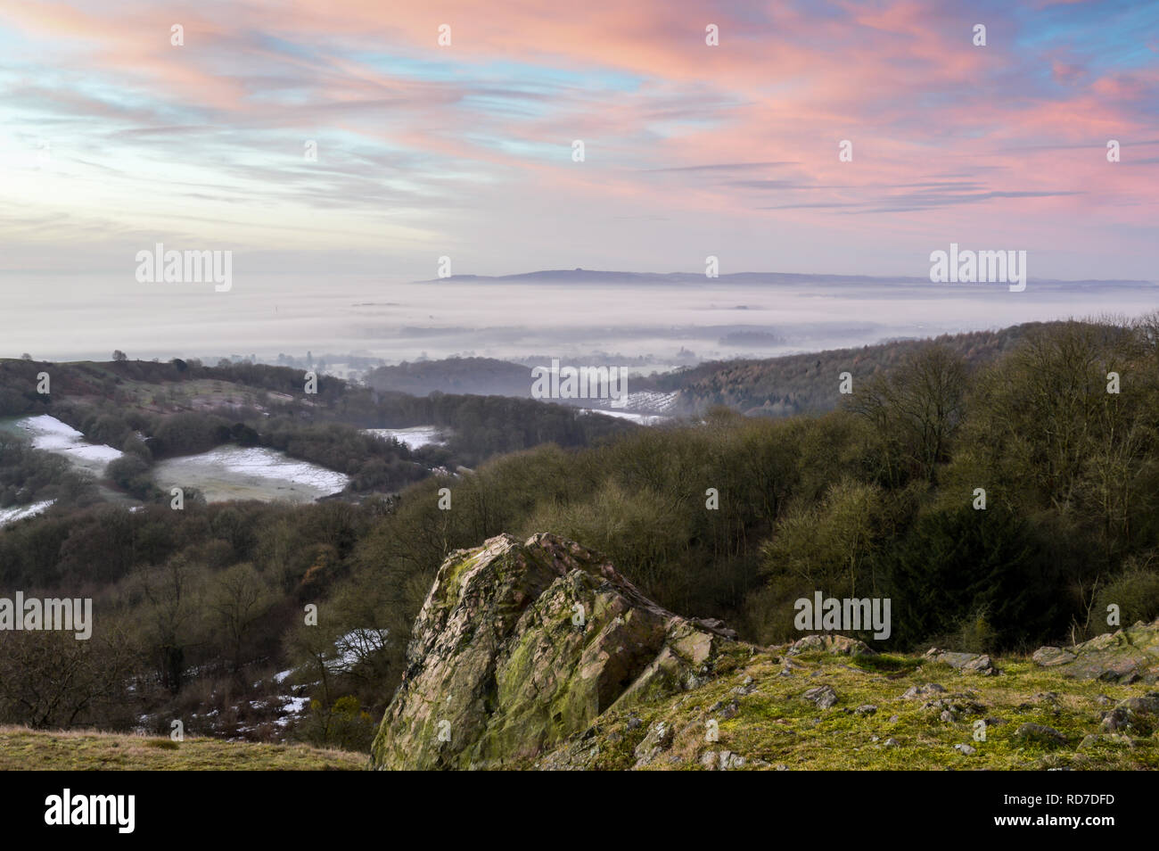 La recherche à travers la campagne anglaise sur un lever du soleil, les hivers avec brouillard couché dans la vallée ci-dessous. D Raggedstone Hill sur les collines de Malvern à la une Banque D'Images