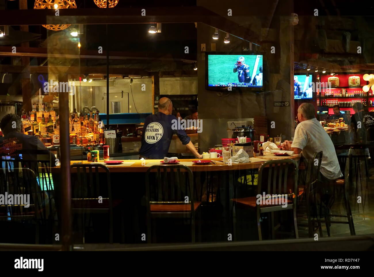 Uncasville, CT USA. Restaurant et bar les clients à regarder le grand match  de football, comme vu à travers le verre Photo Stock - Alamy