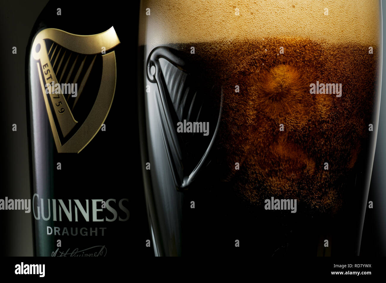 Close up image de pinte de Guinness avec logo, studio shot Banque D'Images