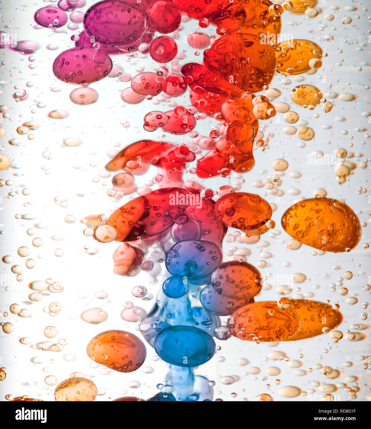 Close up de bulles colorées en mouvement dans un liquide, studio shot Banque D'Images