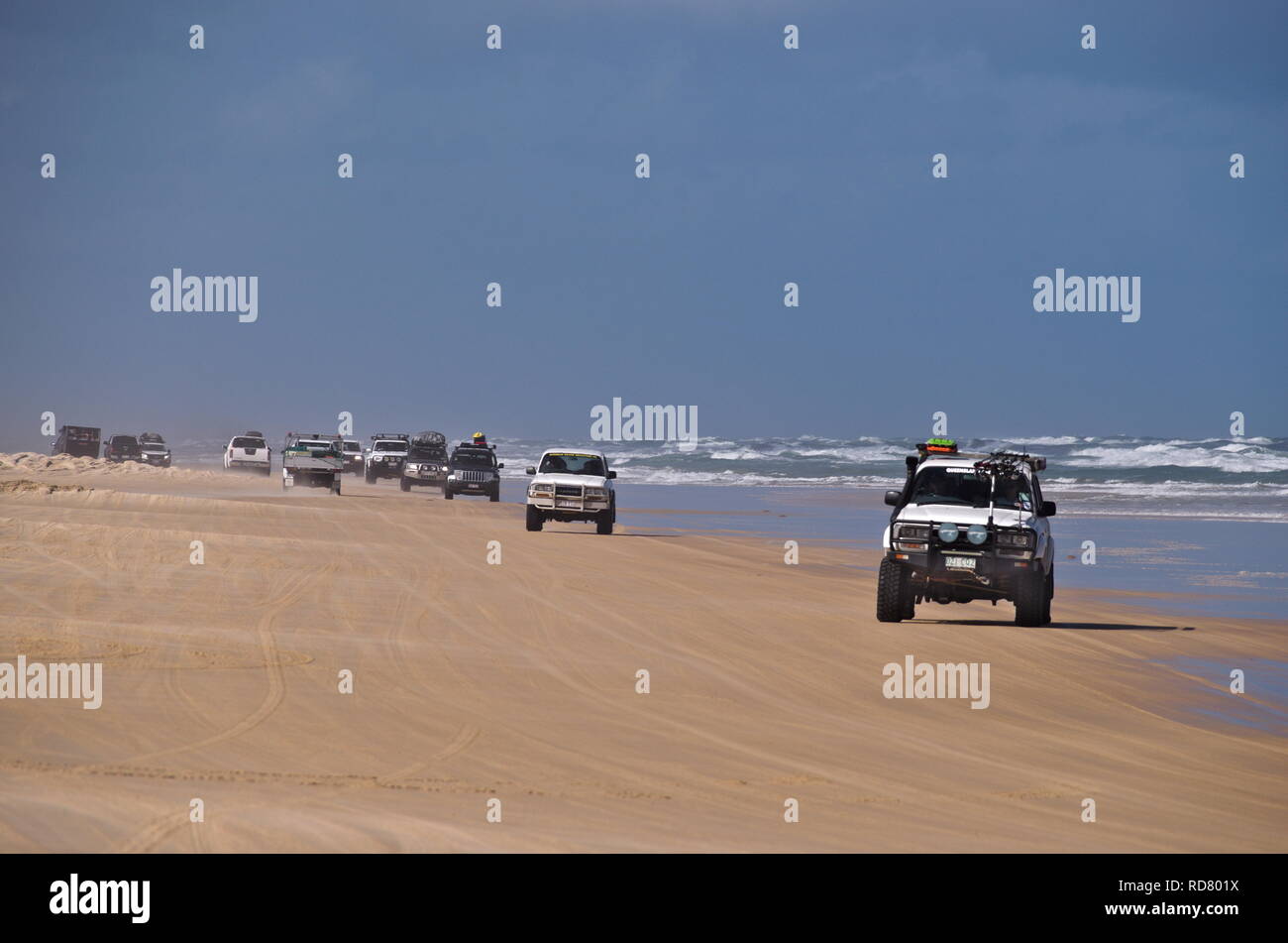 Ligne de quatre-roues motrices dur sur la plage à côté de l'océan saccadée Banque D'Images