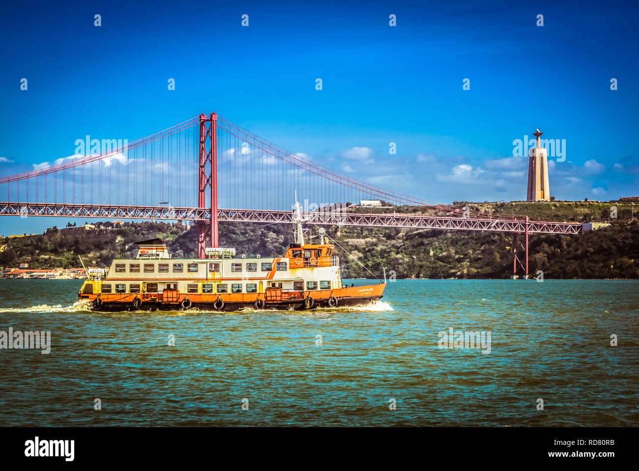 Lisbonne, Portugal. Un ancien bateau de ferry (maintenant croiseur touristique) sur le Targus en face du célèbre pont Ponte 25 de Abril et Cristo Rei monument. Banque D'Images