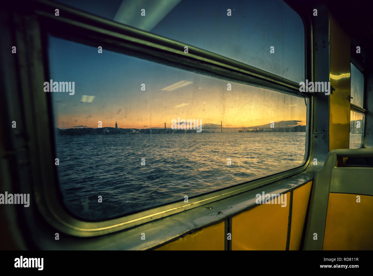 Lisbonne, coucher du soleil prises d'un ferry Tejo Banque D'Images