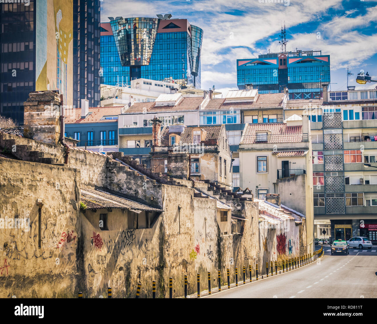 Rue de Lisbonne avec le contraste de maisons traditionnelles simples et les tours du centre commercial Amoreiras. Banque D'Images