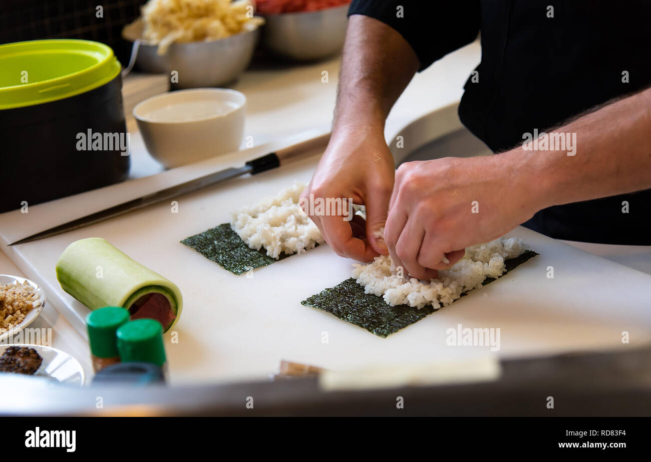 Chef making sushi dans le bar close up Banque D'Images