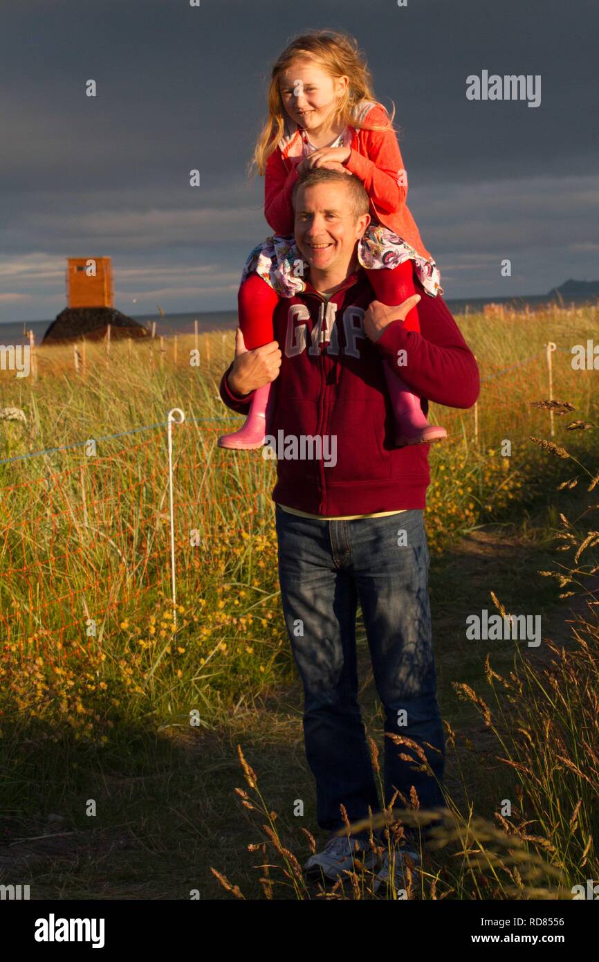 Father and daughter enjoying sterne naine (Sterna albifrons) .Les habitants de la colonie de Kilcoole village bénéficiant de la biodiversité locale de la réserve naturelle gérée par Birdwatch Ireland . Banque D'Images