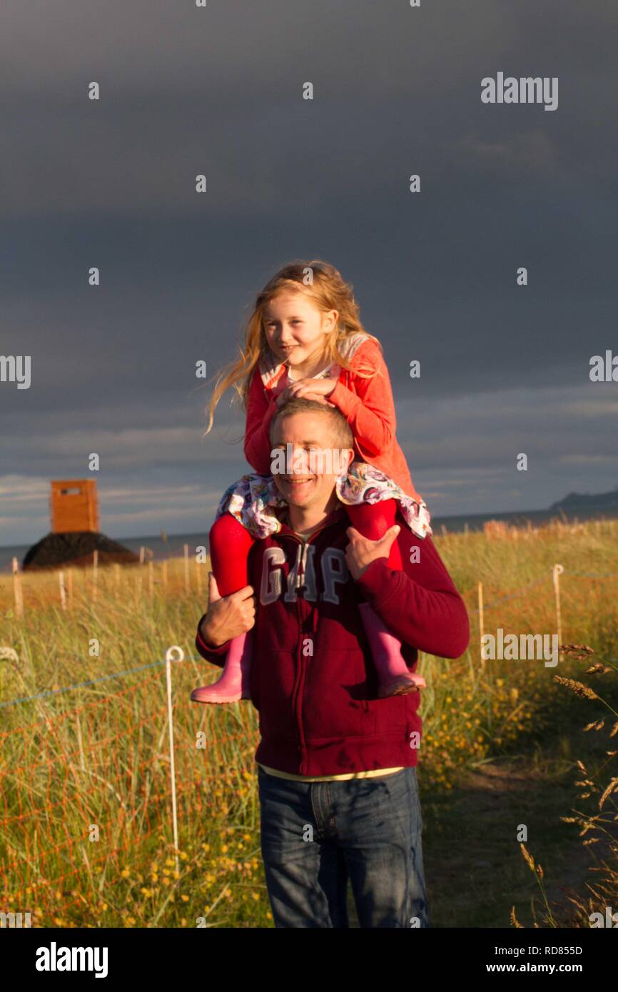 Father and daughter enjoying sterne naine (Sterna albifrons) .Les habitants de la colonie de Kilcoole village bénéficiant de la biodiversité locale de la réserve naturelle gérée par Birdwatch Ireland . Banque D'Images