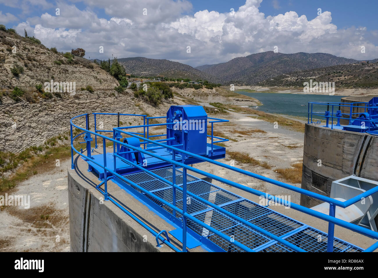 Mécanisme d'écluse à côté du barrage en Germasogeia à Chypre. Indique le barrage avec les montagnes derrière. Banque D'Images