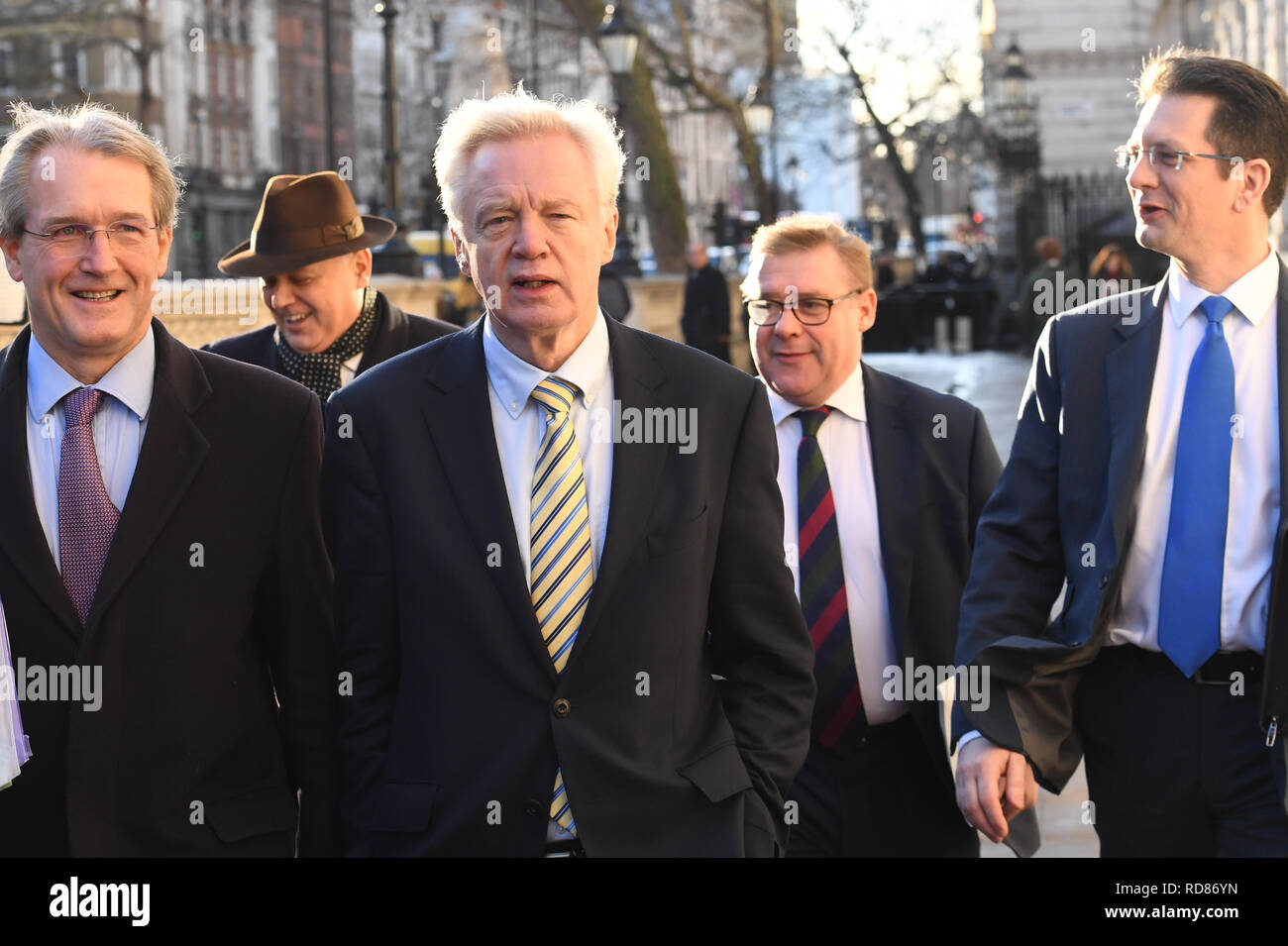 (De gauche à droite) Owen Paterson, Iain Duncan Smith, David Davis, Mark Francois et Steve Baker dans la région de Whitehall, Londres, après que le premier ministre a annoncé qu'elle allait inviter les chefs de parti à la Chambre des communes et d'autres parlementaires dans des discussions pour obtenir un consensus parlementaire sur la voie à suivre sur Brexit. Banque D'Images