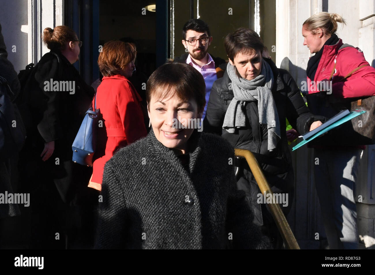 Caroline Lucas, dans la région de Whitehall, Londres, après que le premier ministre a annoncé qu'elle allait inviter les chefs de parti à la Chambre des communes et d'autres parlementaires dans des discussions pour obtenir un consensus parlementaire sur la voie à suivre sur Brexit. Banque D'Images