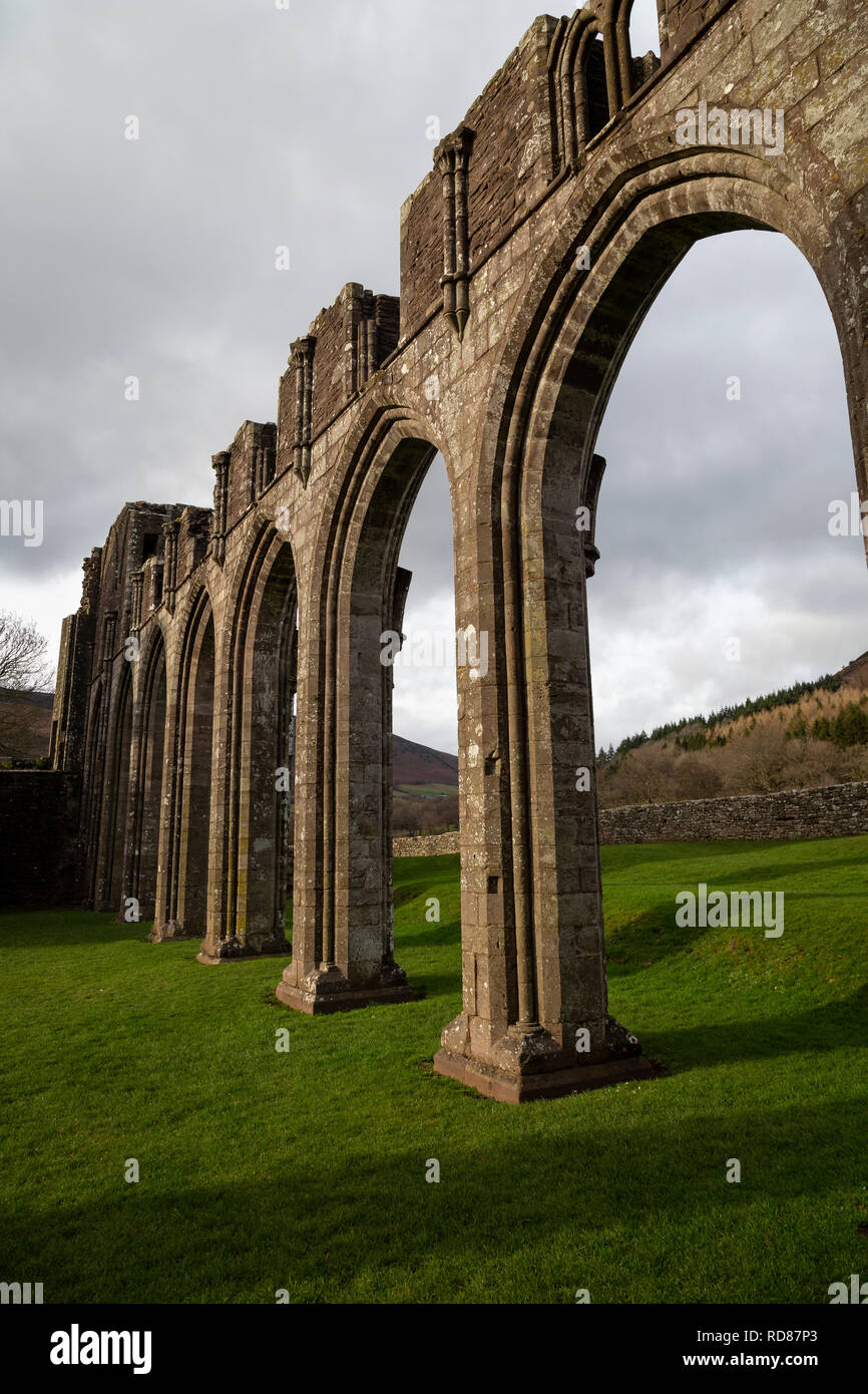 Llanthony Priory, dans les Montagnes Noires, Brecon Beacons National Park, Monmouthshire, Wales. Banque D'Images