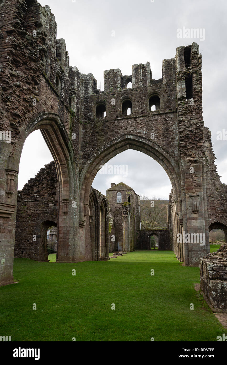 Llanthony Priory, dans les Montagnes Noires, Brecon Beacons National Park, Monmouthshire, Wales. Banque D'Images