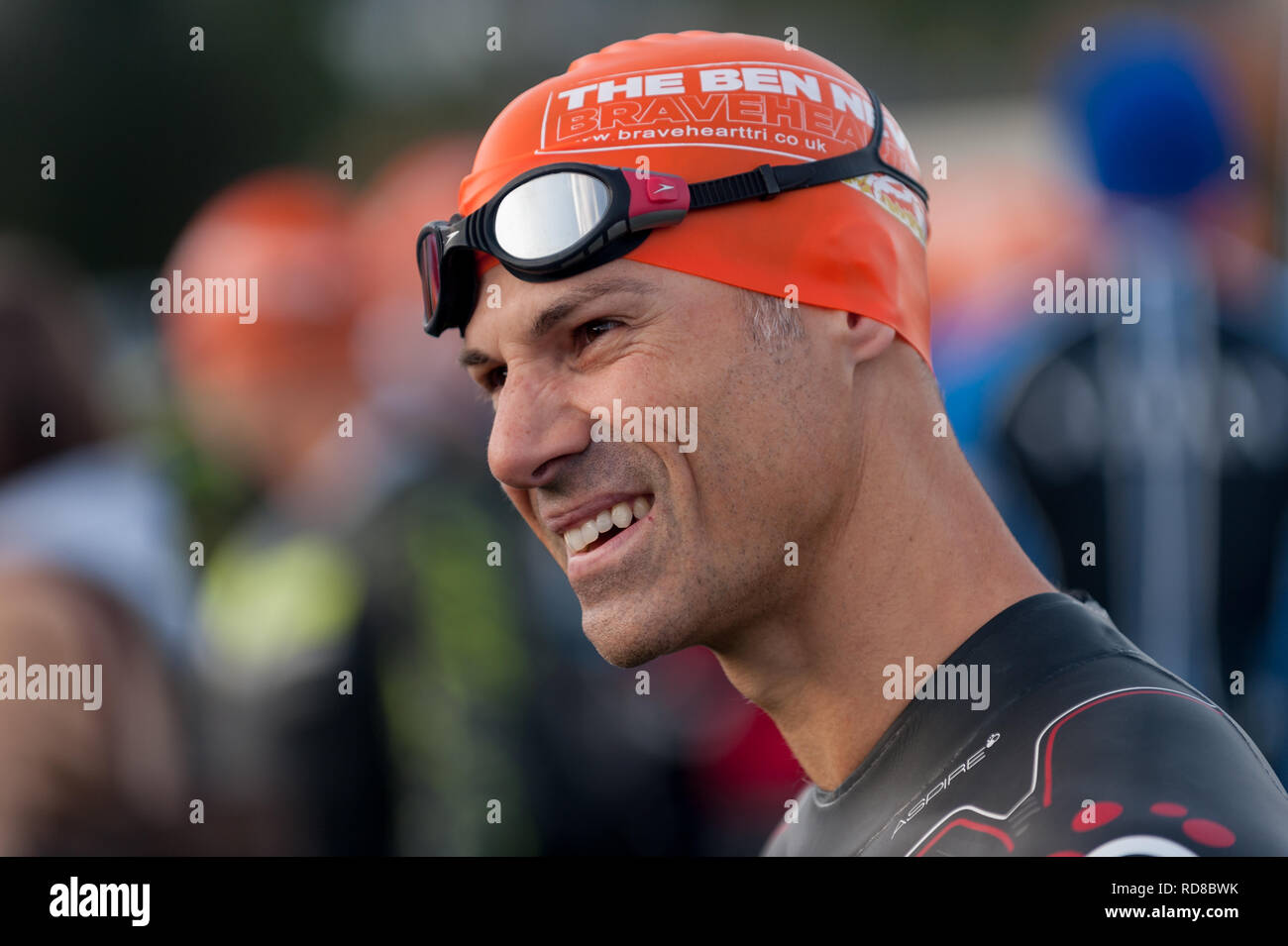 Les nageurs s'apprêtent à commencer le triathlon Ben Nevis dans le Loch Linnhe Banque D'Images