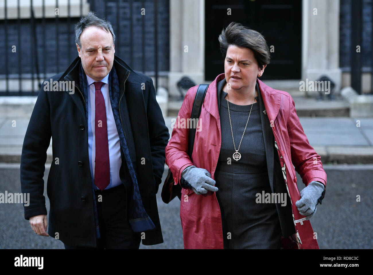 DUP leader adjoint Nigel Dodds et DUP Chef Arlene Foster à Downing Street, Londres, après que le premier ministre a annoncé qu'elle allait inviter les chefs de parti à la Chambre des communes et d'autres parlementaires dans des discussions pour obtenir un consensus parlementaire sur la voie à suivre sur Brexit. Banque D'Images