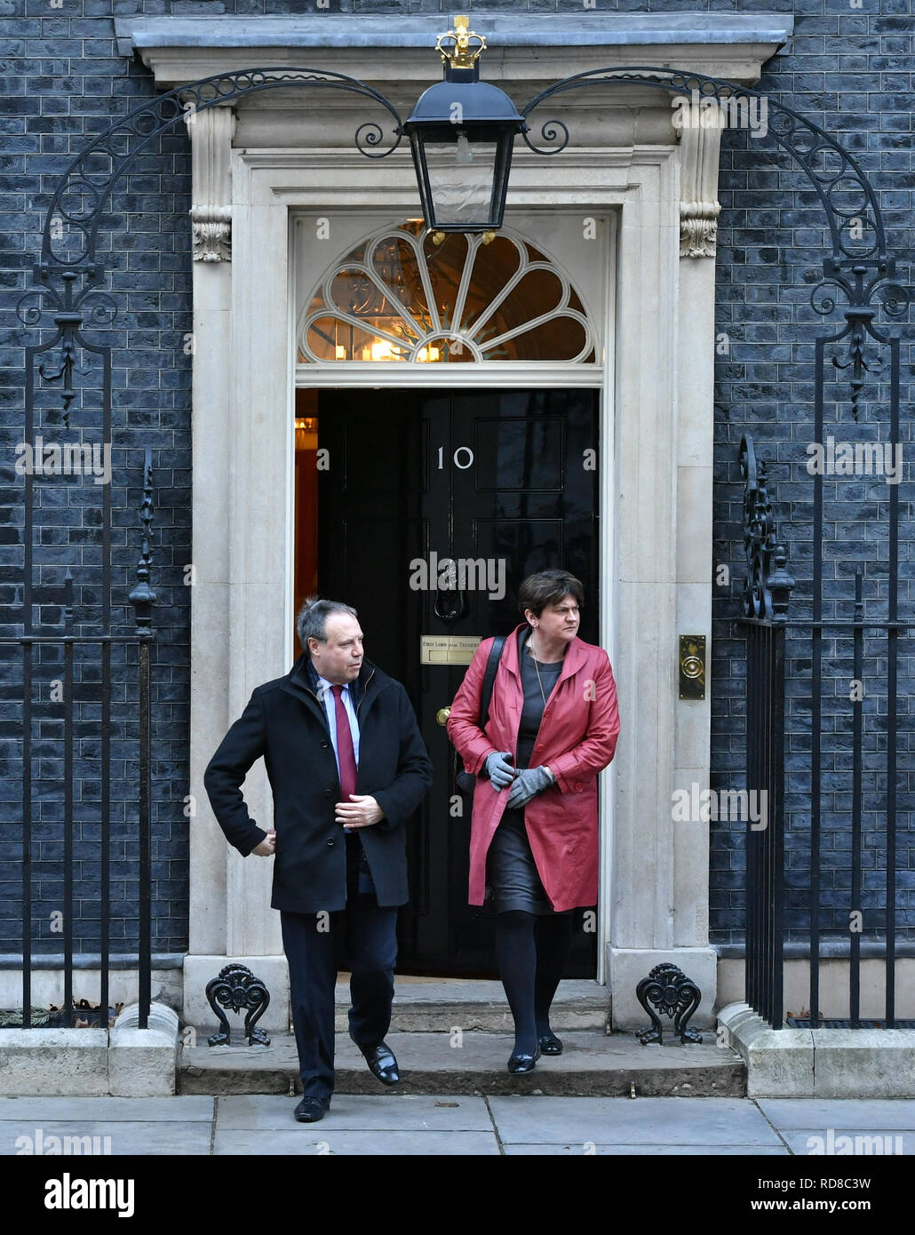 DUP leader adjoint Nigel Dodds et DUP Chef Arlene Foster à Downing Street, Londres, après que le premier ministre a annoncé qu'elle allait inviter les chefs de parti à la Chambre des communes et d'autres parlementaires dans des discussions pour obtenir un consensus parlementaire sur la voie à suivre sur Brexit. Banque D'Images