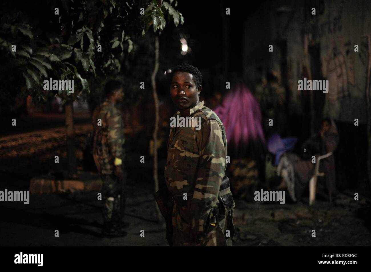 Un soldat éthiopien, dans le cadre de la Mission de l'Union africaine en Somalie, promenades à travers à Baidoa, en Somalie, le 22 juin au cours d'une patrouille de nuit à travers la ville. Banque D'Images