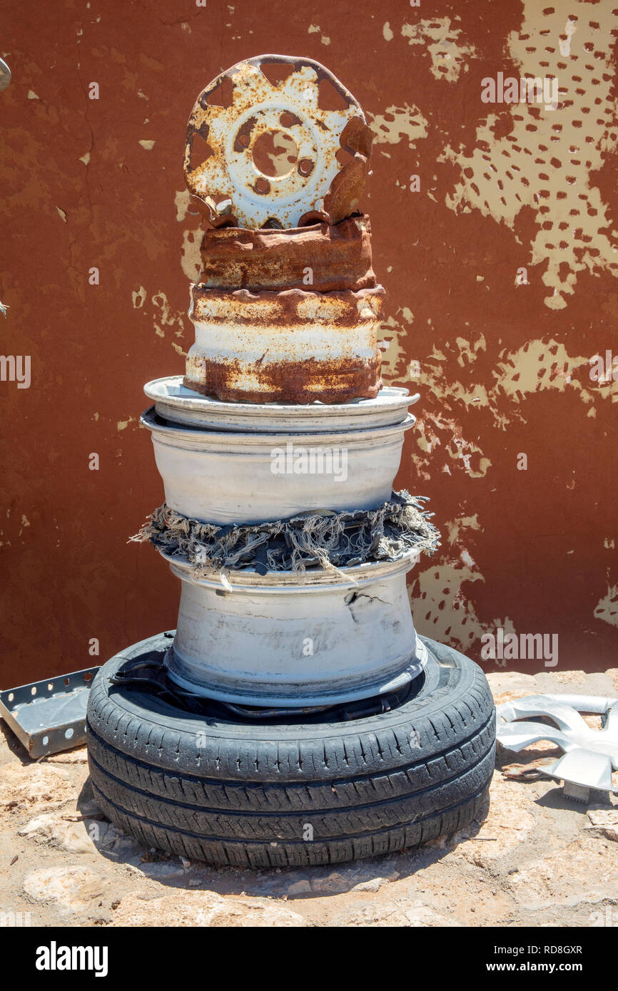 Sculpture Art de la jante du pneu - Solitaire, Khomas Region, Namibie, Afrique Banque D'Images