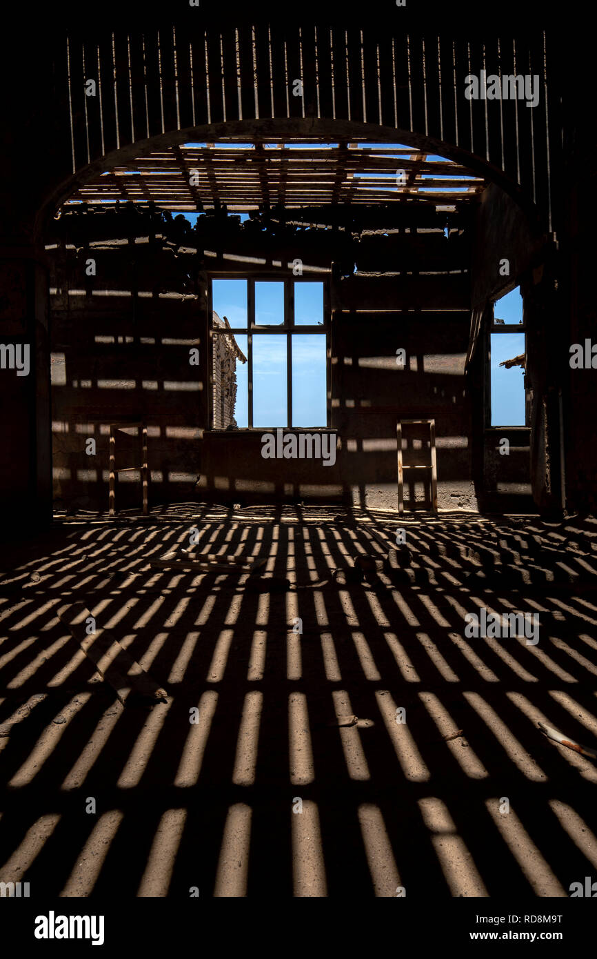 À l'intérieur du bâtiment Casino dans la ville minière abandonnée de Elizabeth Bay - près de Lüderitz, Namibie, Afrique Banque D'Images