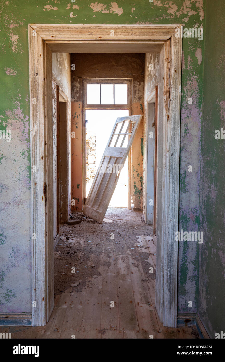 Les portes à l'intérieur de la maison dans la ville minière abandonnée de Elizabeth Bay - près de Lüderitz, Namibie, Afrique Banque D'Images