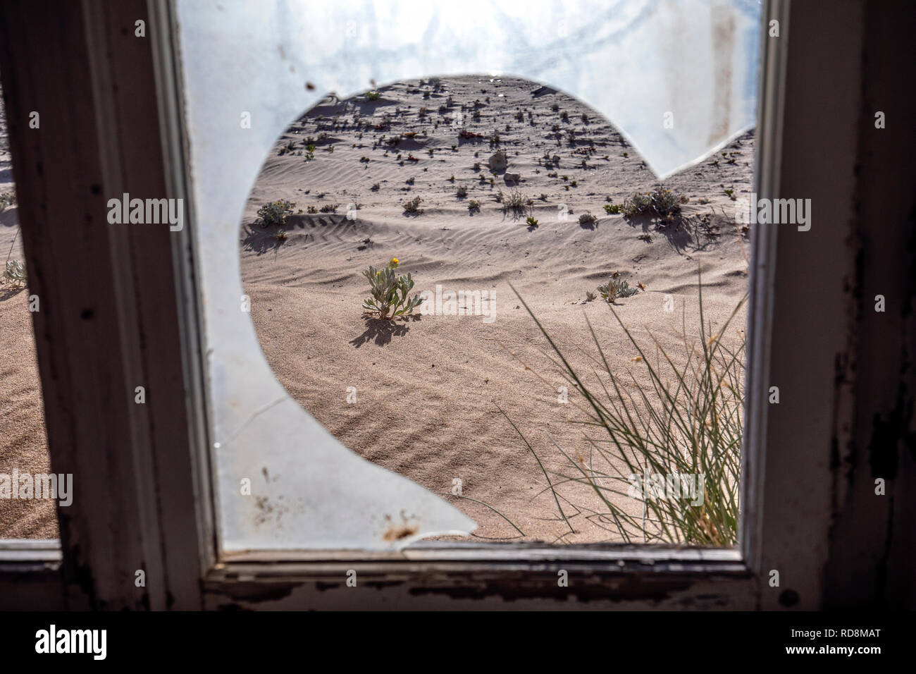 Vue à travers la fenêtre de verre cassée à Kolmanskop Ghost Town - Luderitz, Namibie, Afrique Banque D'Images