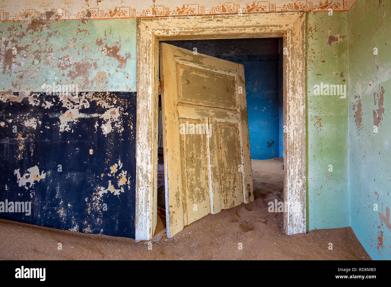 Porte colorée à Kolmanskop Ghost Town - Luderitz, Namibie, Afrique Banque D'Images