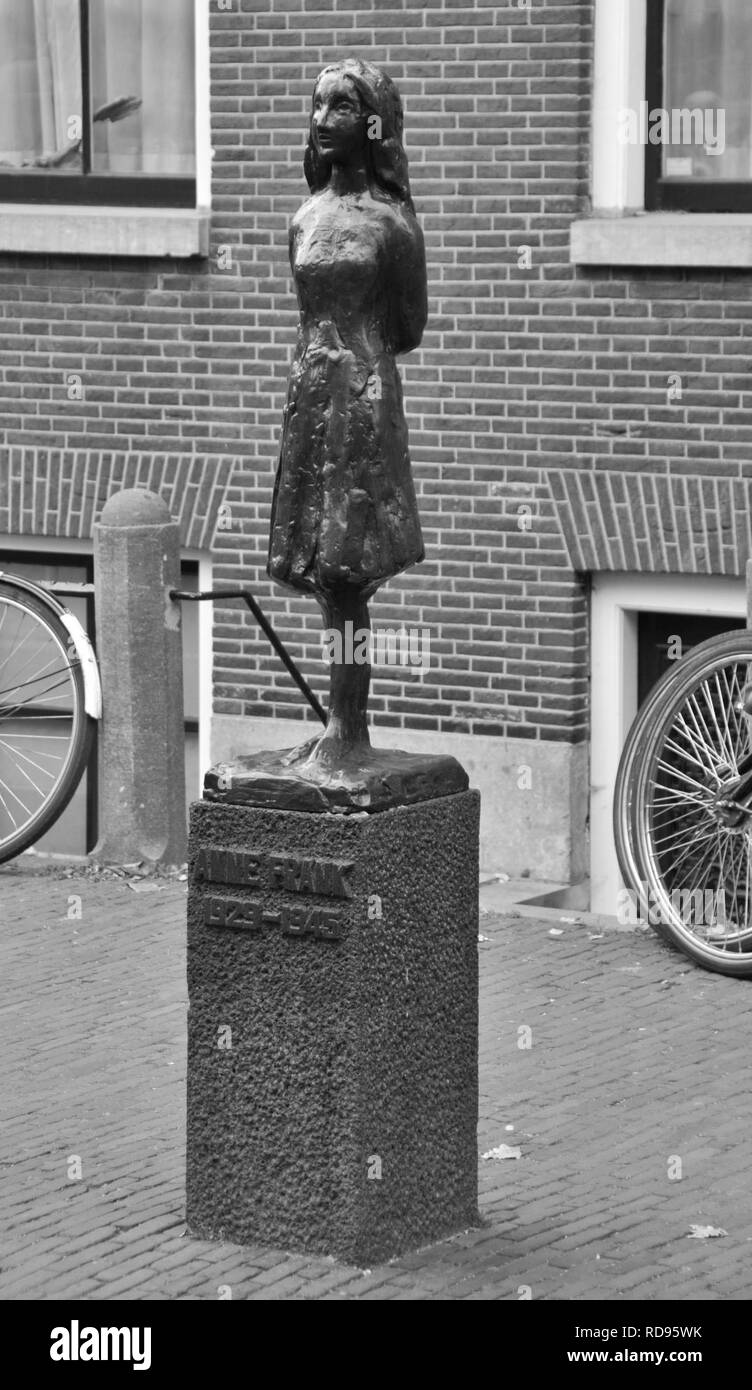 Anne Frank beeldje Amsterdam Westermarkt. Banque D'Images