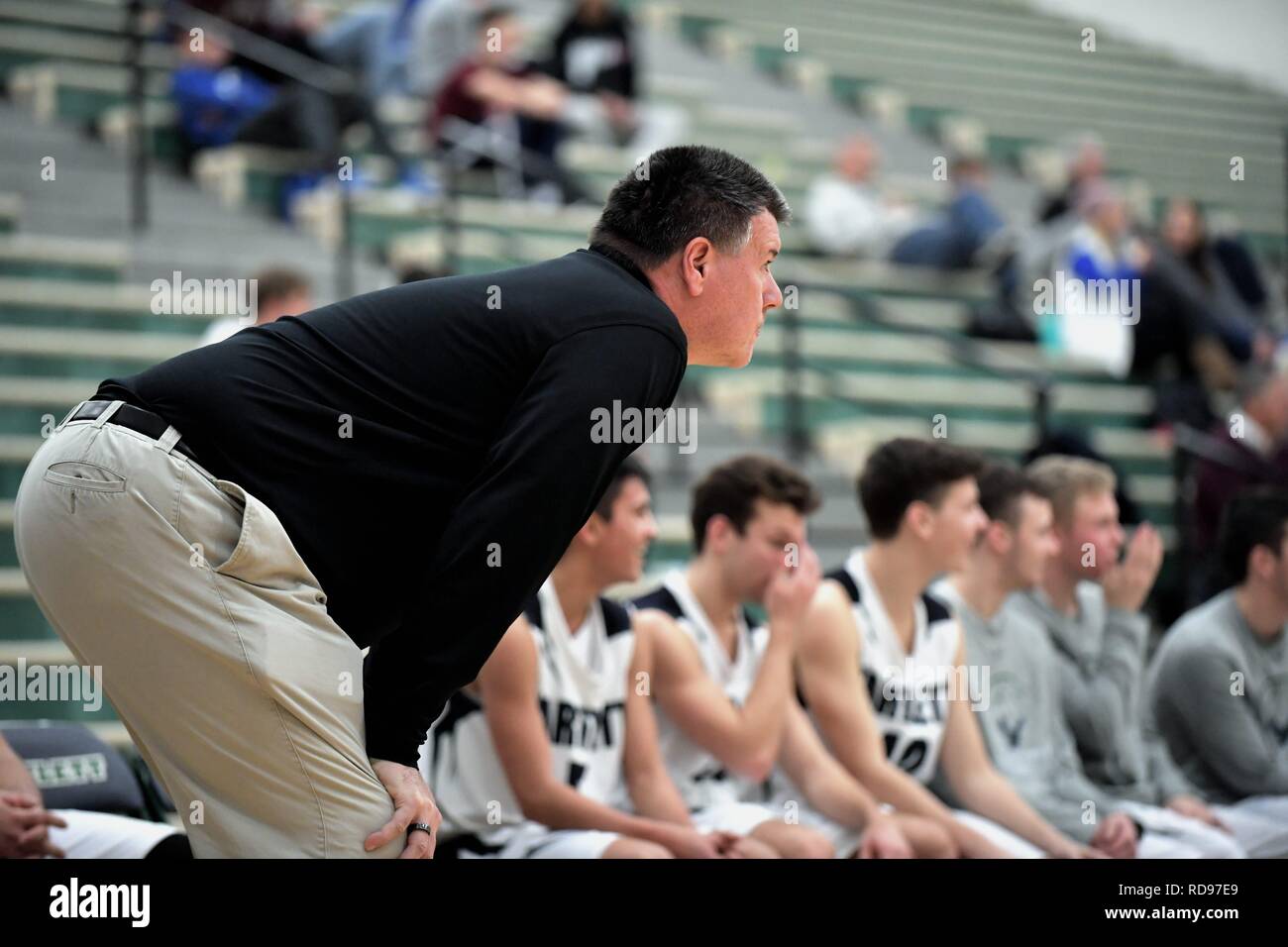 Bartlett, Illinois, USA. Coach regardant jouer à la fin de et en face de son banc. Banque D'Images