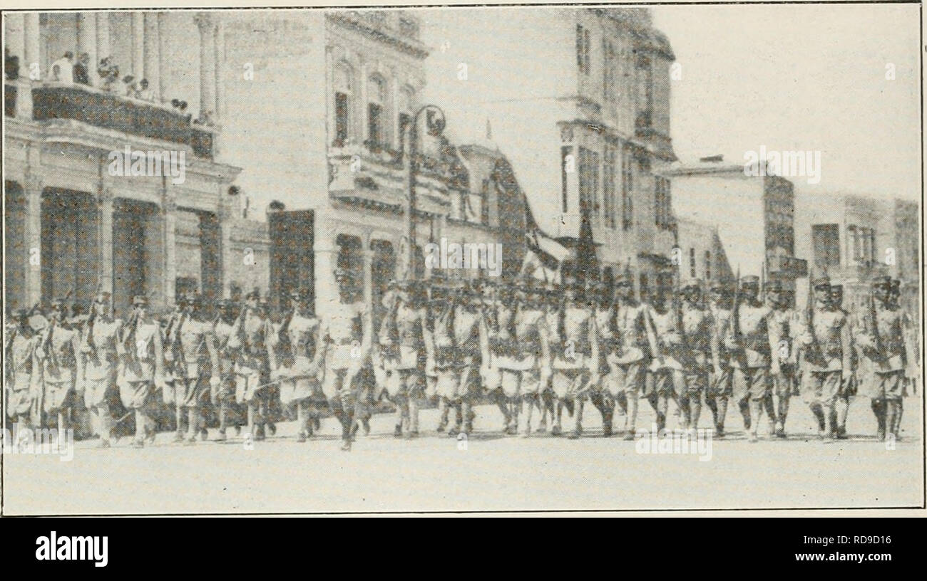 . L'examen de Cuba. Cuba -- Périodiques. 16 L'EXAMEN DE CUBA. Soldats cubains à la parade. C'est le genre d'hommes de combat de l'Amérique latine qui sera bientôt vu en action contre l'Allemagne sur le front américain. .^•^ 1. Veuillez noter que ces images sont extraites de la page numérisée des images qui peuvent avoir été retouchées numériquement pour plus de lisibilité - coloration et l'aspect de ces illustrations ne peut pas parfaitement ressembler à l'œuvre originale.. Munson Steamship Line. New York : Munson Steamship Line Banque D'Images