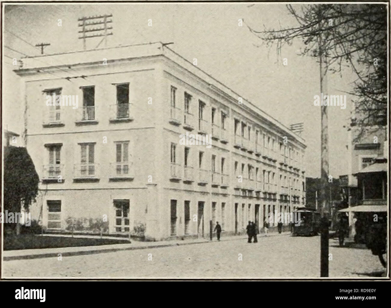 . L'examen de Cuba. Cuba -- Périodiques. L'une des petites rues pittoresques de La Havane, montrent l'étroite- ment à pied, l'entrée et les marches et le porche construit à l'intérieur des murs, et les curieux des fenêtres en bois, que l'on trouve dans les autres villes de l'île. Les voyageurs ont dit que ces fenêtres sont identiques vu au Caire, Egypte. Una calle muy pintoresca en la Habana, mos- trando las aceras angostas, la entrada y los raros peldanos, asi como el portal construido por la parte de adentro y aslmismo mostrando las ventanas tan especiales con enrejado de madera, cosas todas muy comunes en las demas c Banque D'Images