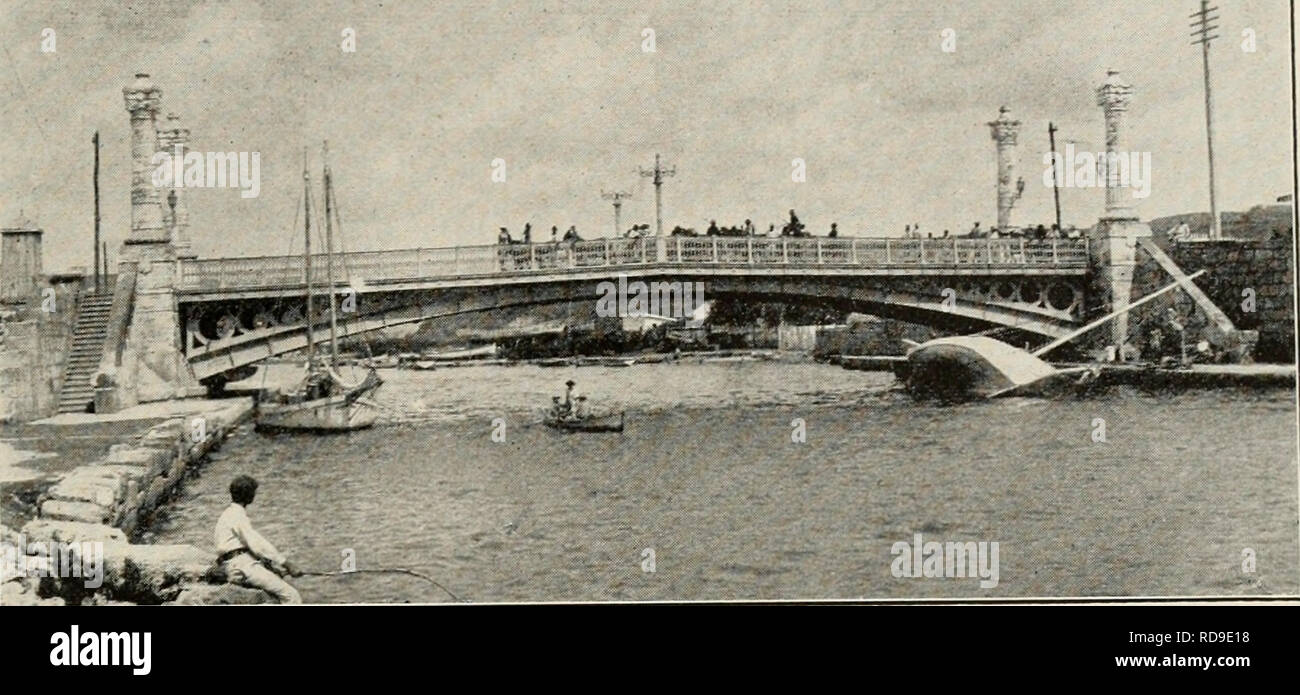 . L'examen de Cuba. Cuba -- Périodiques. L'EXAMEN DE CUBA.. La Concordia pont sur la rivière Yumurí, Matanzas, reliant l'ancienne et la nouvelle partie de la ville. El Puente de La Concordia sobre el rio en Matanzas Yumurí. Matériau de revêtement de La Havane. Aussitôt que la nouvelle d'égout est installé il est prévu d'ouvrir les rues dans un style moderne. J. M. Babe, l'ingénieur en chef du bureau de la Voirie et des ponts dans le ministère des Travaux publics, était le délégué de Cuba à la route internationale Congrès, tenu à Paris en 1908. Son rapport, qu'il a récemment présenté au président, Banque D'Images