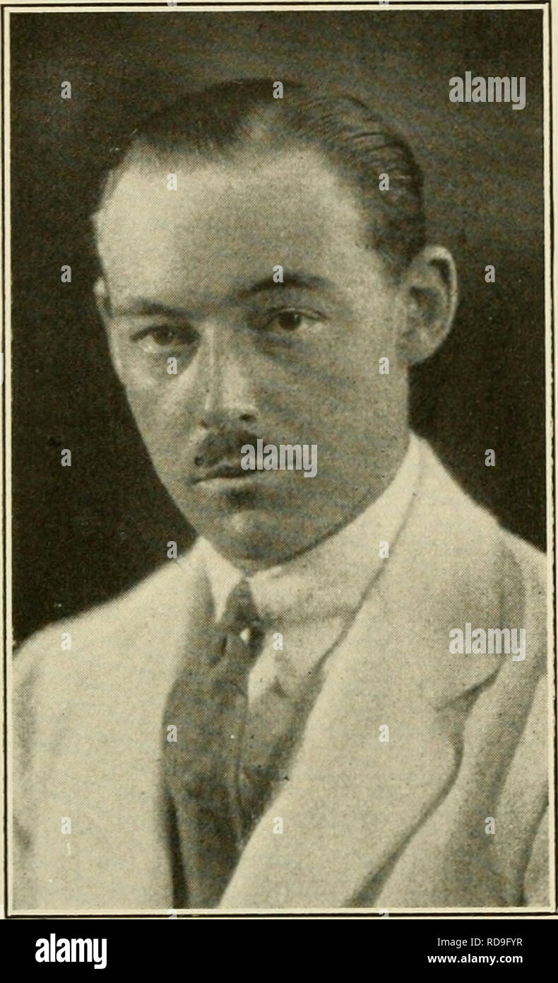 . L'examen de Cuba. 10 LE CUBA R E R I E W. Donald Sainte-claire La Gainer chargé d'affaires par intérim de La Havane, Donald Sainte-claire Gainer est originaire de Northampton, en Angleterre. Il a fait ses études à Charterhouse, et a aussi étudié en France et l'Allemagne. Au cours de 1913-1914, il a été membre d'un parti d'exploration dans l'Arctique. En 1915 il est entré dans le service diplomatique, sa première nomination Vice-consul à Narrik, la Norvège. Au cours de l'évacuation de la Russie du Nord par les forces britanniques en 1919, il a traité le transport naval. Au cours de 1920, il a été nommé Vice-consul à Bergen et, en 1921, transféré à Ha- vana. Peu de temps Banque D'Images