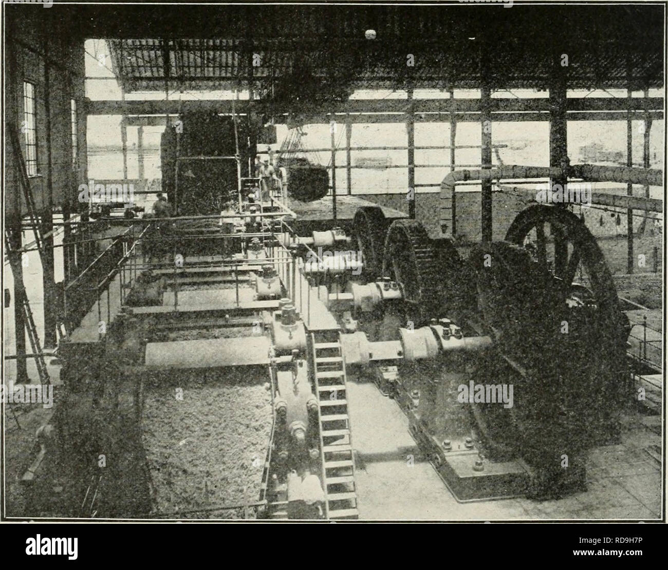 . L'examen de Cuba. 32 L'EXAMEN DE CUBA DANS LA FABRICATION DU SUCRE LE SUCRE COMMENT EST FAITE La canne est portée à l'usine dans des chariots ou des voitures et de la canne à sucre est l'objet de dumping au grand hop- pers à partir de laquelle il est effectué sur un convoyeur à bande et à nourrir les concasseurs ou meuler- ers, qui Appuyez sur la dernière goutte de précieux jus hors de lui. Cela résulte en un flux régulier et abondant en cuve, où l'ajout de chaux précipite les éléments solides au fond, après qu'elle est pompée dans les bacs d'évaporation, où il se résume à une basse température en raison de la création d'un vide partiel dans le liquide. La technique Banque D'Images