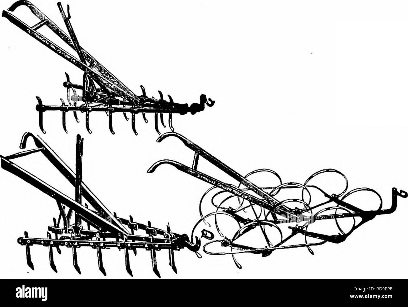 . Manuel de jardinage ; un guide pratique à l'établissement d'accueil et de la culture des fleurs, des fruits et des légumes pour une utilisation à domicile. Le jardinage. 96 Manuel de jardinage. 89. Dent Dent à ressort et cultivateurs. Toujours pour les petites régions, où les chevaux ne peuvent pas être utilisés et qui sont encore trop grandes pour labourer entièrement par le biais de houes. Veuillez noter que ces images sont extraites de la page numérisée des images qui peuvent avoir été retouchées numériquement pour plus de lisibilité - coloration et l'aspect de ces illustrations ne peut pas parfaitement ressembler à l'œuvre originale.. Bailey, L. H. (Liberty Hyde), 1858-1954 Banque D'Images
