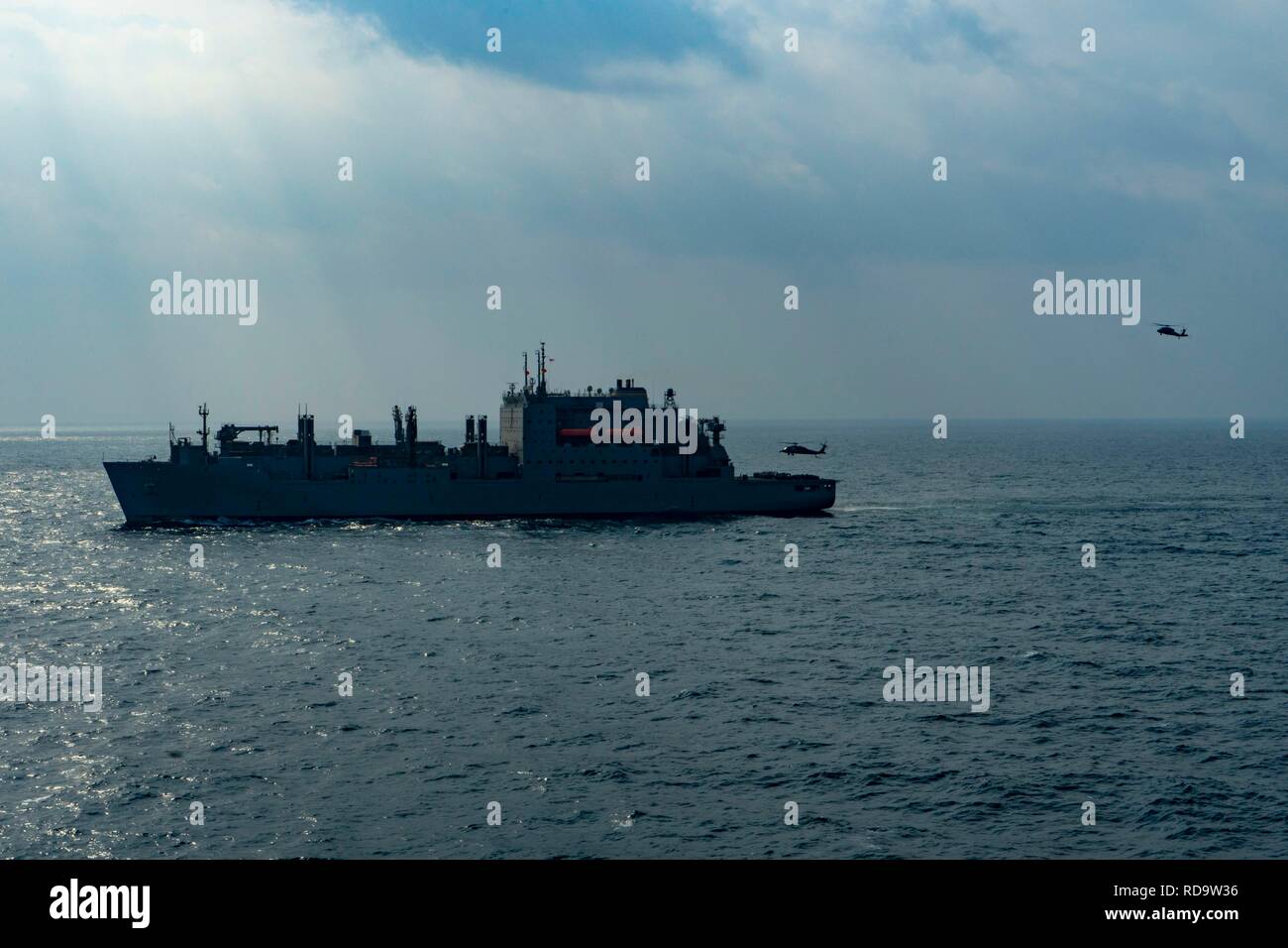 La mer d'Oman (janv. 14, 2019) les cargaisons sèches et de munitions ship USNS Alan Shepard (T-AKE 3) participe à un ravitaillement vertical) lors d'un déploiement de la Essex Groupe amphibie (ARG) et 13e Marine Expeditionary Unit (MEU). L'Essex et ARG 13e MEU est un programme souple et persistante Navy-Marine Corps équipe déployée à la 5e flotte américaine Secteur d'opérations à l'appui des opérations navales pour assurer la stabilité et la sécurité maritime dans la région Centrale, reliant la Méditerranée et le Pacifique à travers l'ouest de l'Océan indien et trois points d'étranglement stratégiques. (U.S. Photo par Marine Communications de Masse Banque D'Images