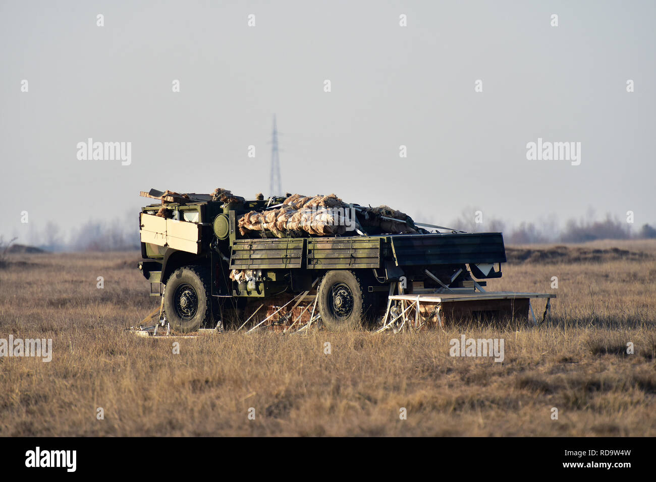 Un véhicule tactique léger moyen de la Compagnie Echo, Ingénieur Brigade Bataillon, 173e Brigade aéroportée, des terres sur Frida IV Zone, après avoir été largué d'un U.S. Air Force C-130 Hercules de la 86e escadre aérienne , Pordenone, Italie, le 14 janvier 2019, au cours de l'exercice Spartan. La 173e Brigade aéroportée de l'armée américaine est la force de réaction d'urgence en Europe, capables de projeter des forces n'importe où aux États-Unis, d'Europe centrale ou de l'Afrique domaines de responsabilité des commandes . (U.S. Photo de l'armée par Paolo Bovo) Banque D'Images