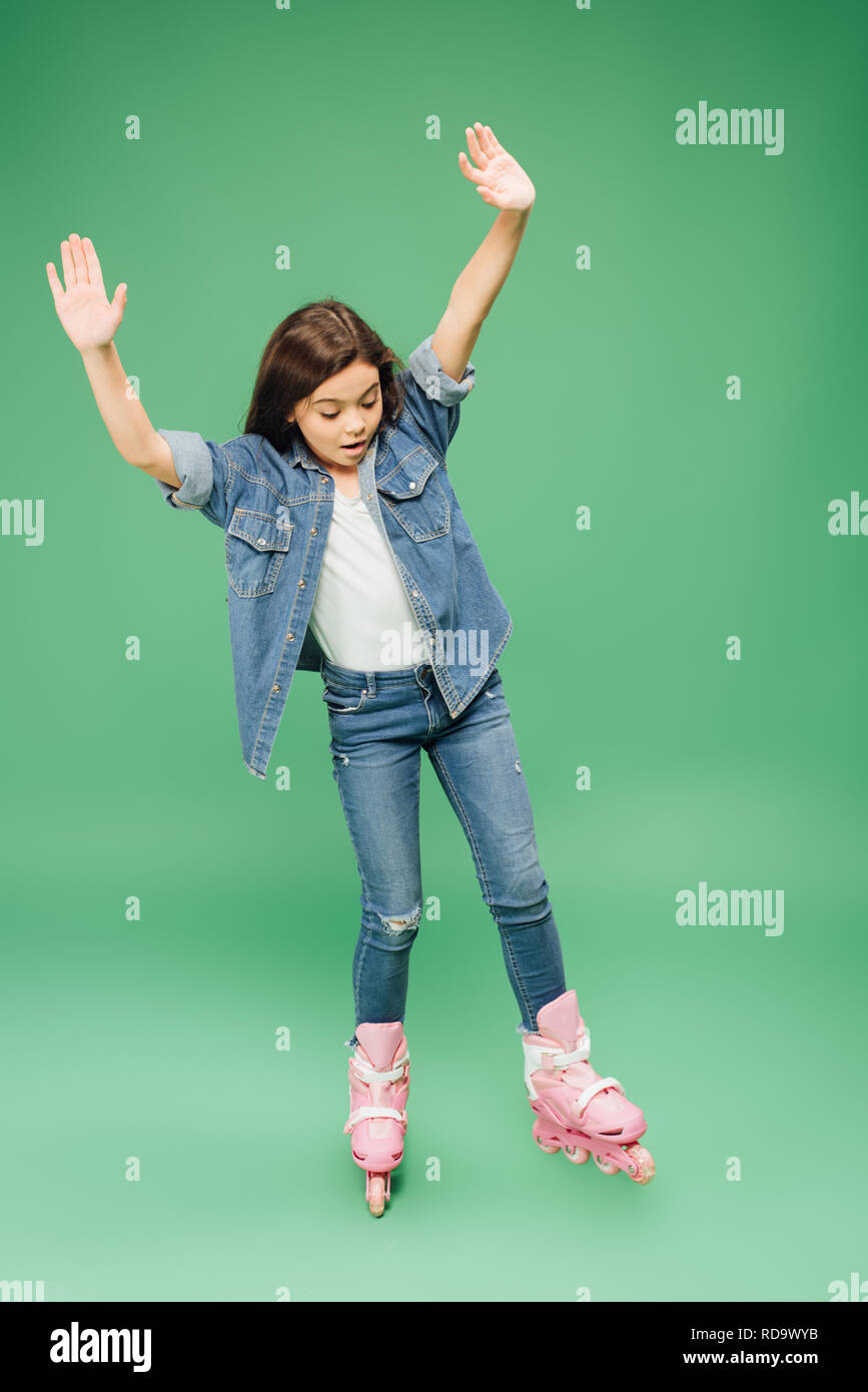 Roller enfant tendre la main sur fond vert Photo Stock - Alamy