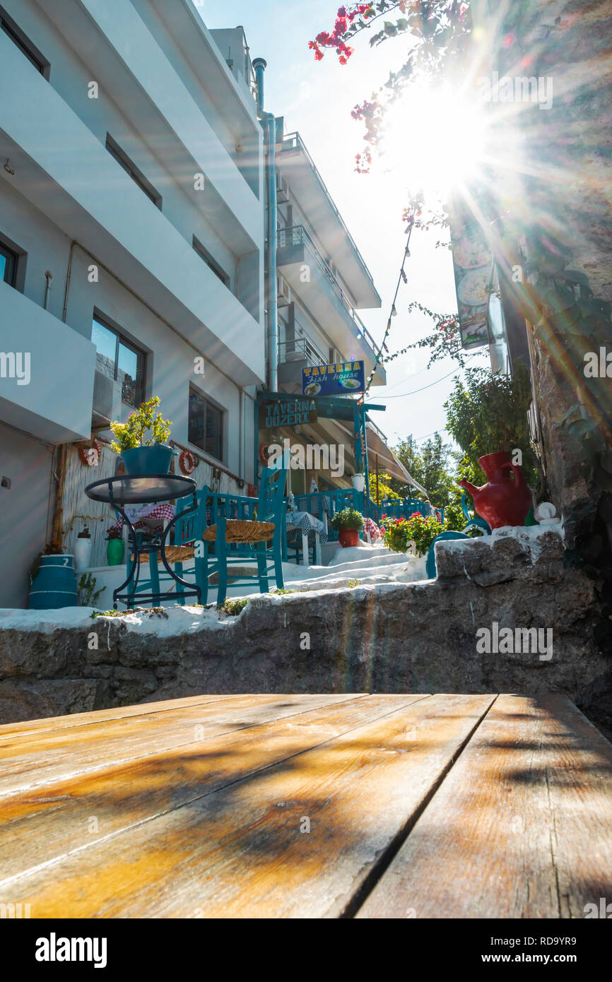 Athènes, Grèce - 11 octobre 2018 : vue sur une rue latérale dans le centre-ville de la ville grecque de Kos avec bars et cafétérias des tables et des chaises. Banque D'Images