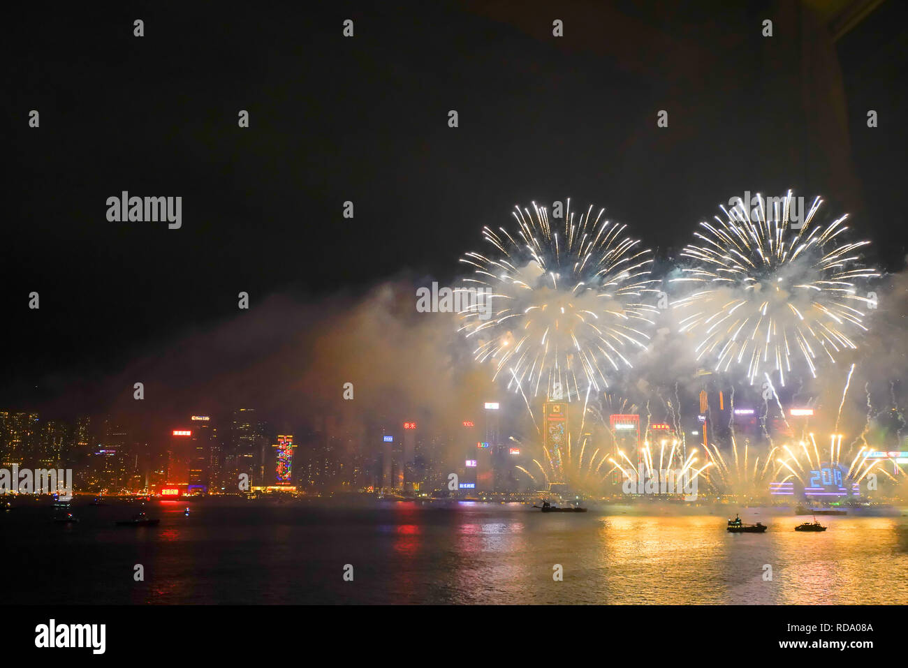 Skyline avec feu d'artifice pour le Nouvel An 2019 à Hong Kong, Chine. Banque D'Images