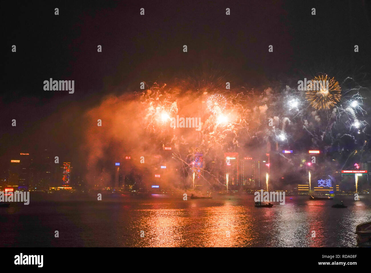 Skyline avec feu d'artifice pour le Nouvel An 2019 à Hong Kong, Chine. Banque D'Images