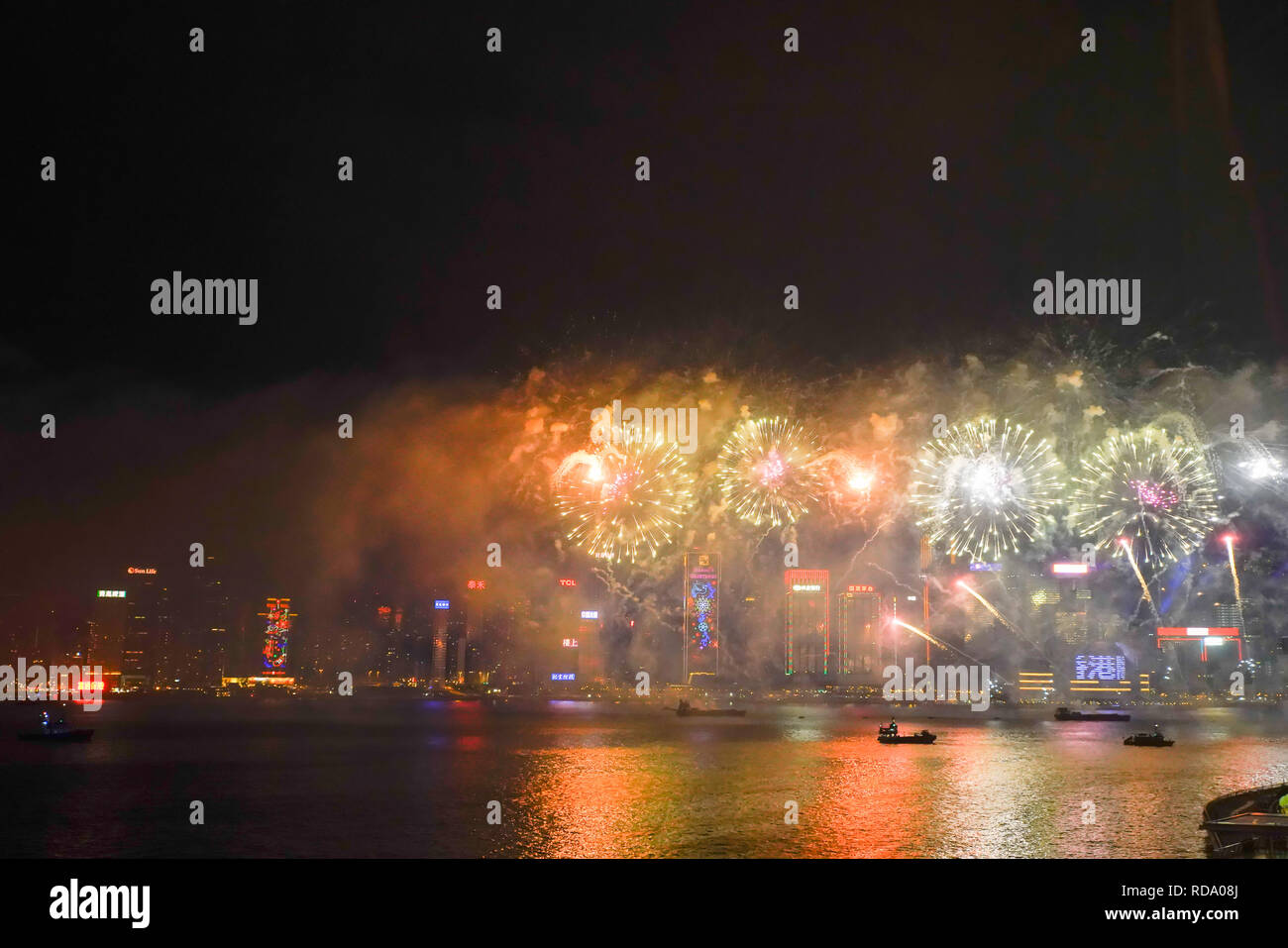 Skyline avec feu d'artifice pour le Nouvel An 2019 à Hong Kong, Chine. Banque D'Images