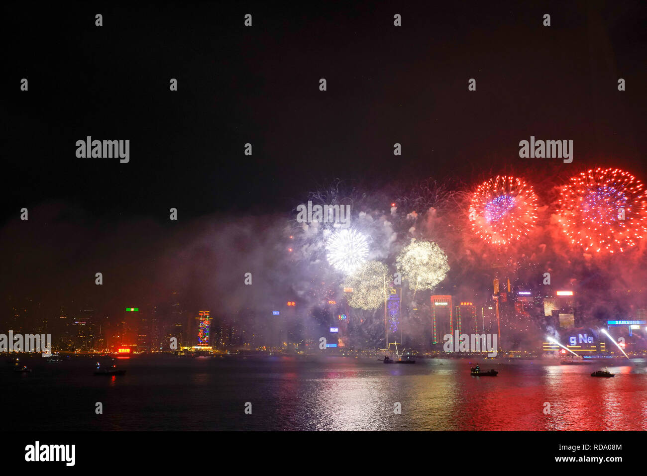Skyline avec feu d'artifice pour le Nouvel An 2019 à Hong Kong, Chine. Banque D'Images