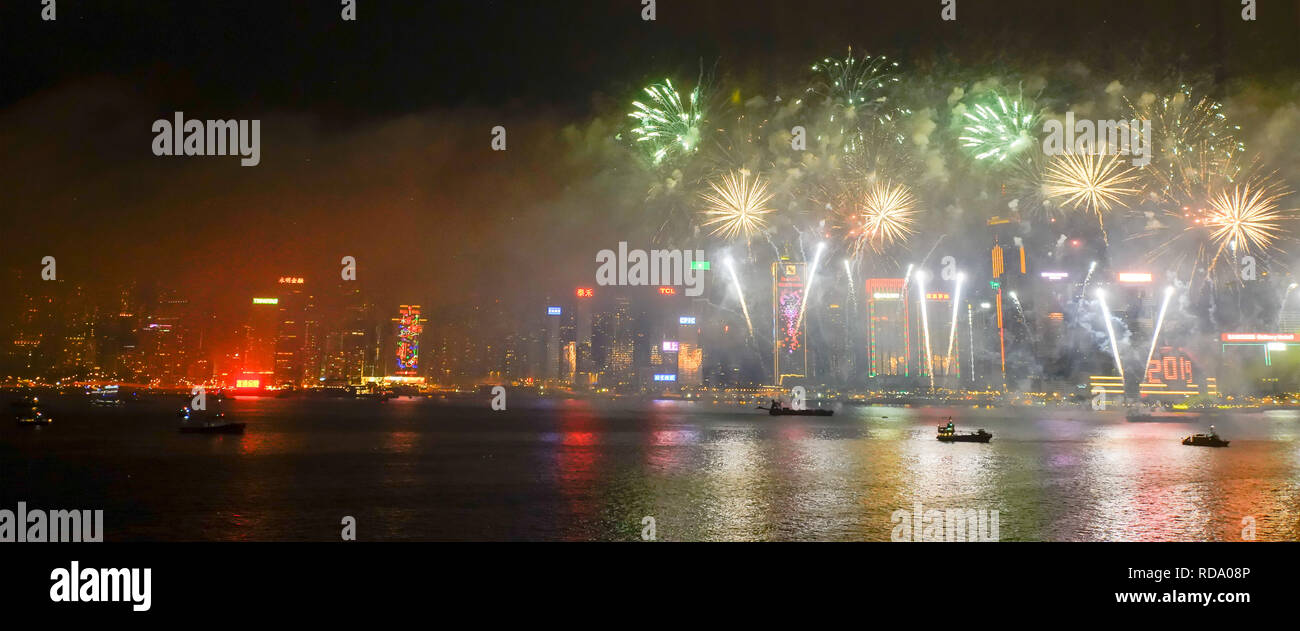 Skyline avec feu d'artifice pour le Nouvel An 2019 à Hong Kong, Chine. Banque D'Images