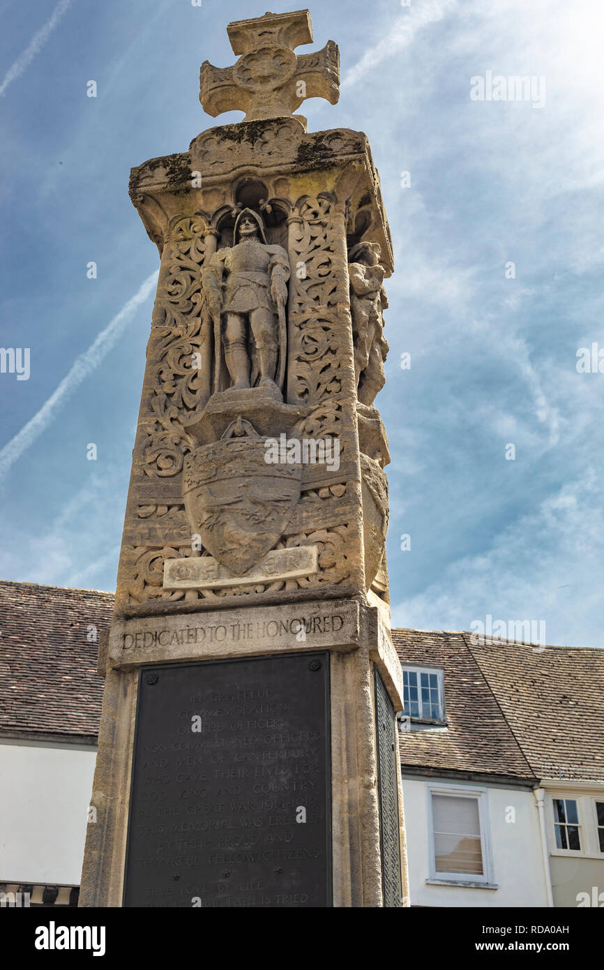 Canterbury, Angleterre - le 24 juin 2018 : voir l'emblématique Canterbury War Memorial sculpture au milieu d'une rue entourée de maisons dans le Kent, États-Unis Banque D'Images