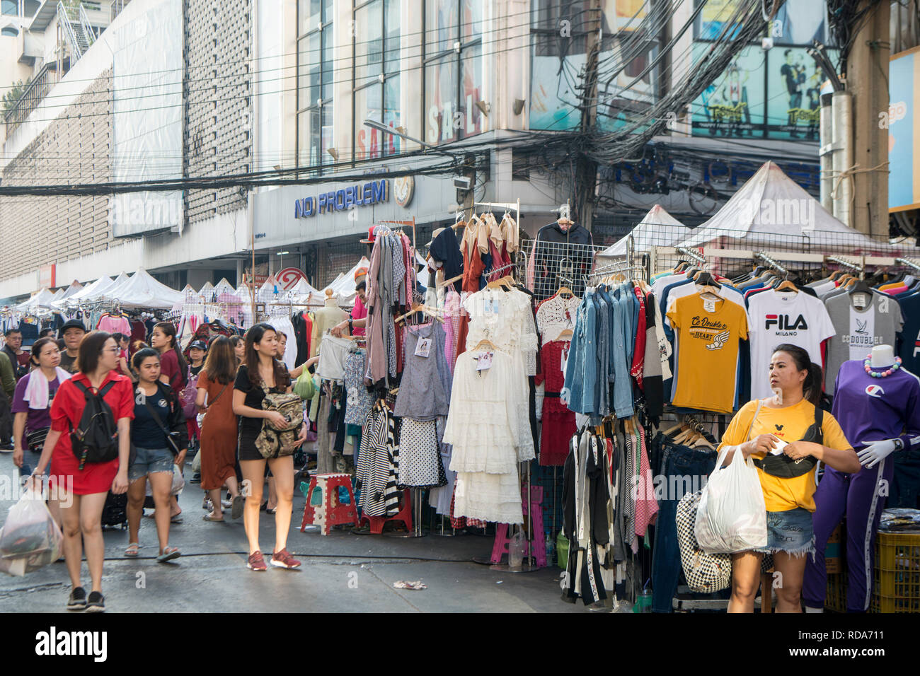 Un marché des vêtements au marché du textile de Pratunam dans la ville de Bangkok en Thaïlande en Southeastasia. Thaïlande, Bangkok, novembre, 2018 Banque D'Images